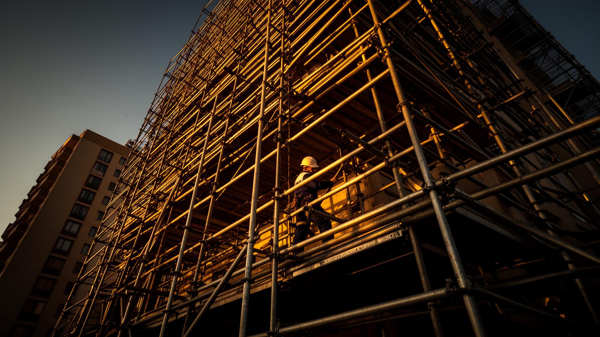 Ponteggio professionale al tramonto in cantiere a Napoli
